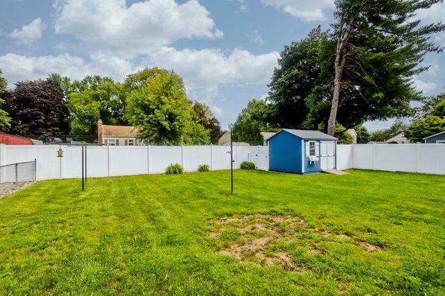 41 Dartmouth St, Agawam, MA 01001