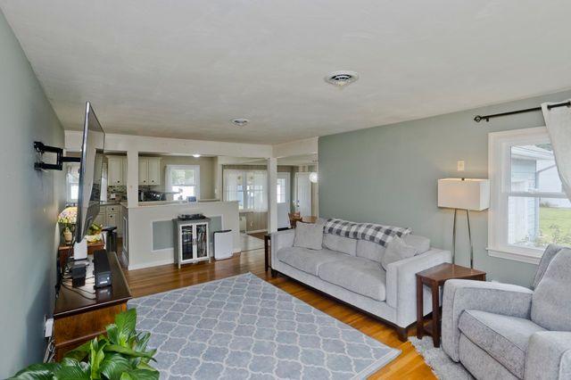 41 Dartmouth St, Agawam, MA 01001