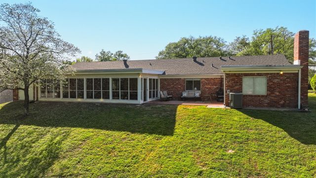 2002 Sunshine Sq, Longview, TX 75601
