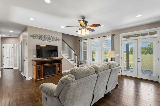 4294 Trousdale Ln, Columbia, TN 38401