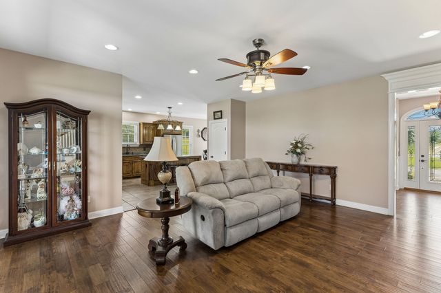 4294 Trousdale Ln, Columbia, TN 38401