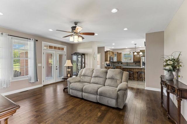4294 Trousdale Ln, Columbia, TN 38401