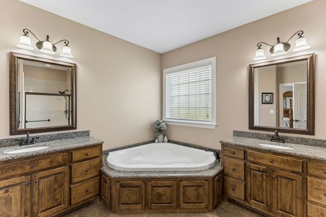 4294 Trousdale Ln, Columbia, TN 38401