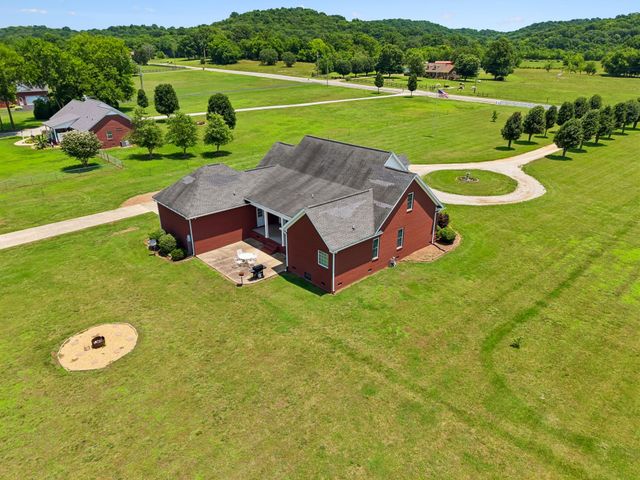 4294 Trousdale Ln, Columbia, TN 38401