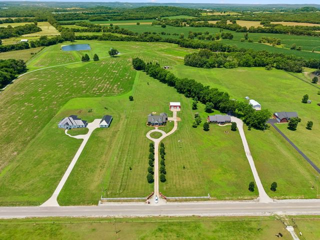 4294 Trousdale Ln, Columbia, TN 38401