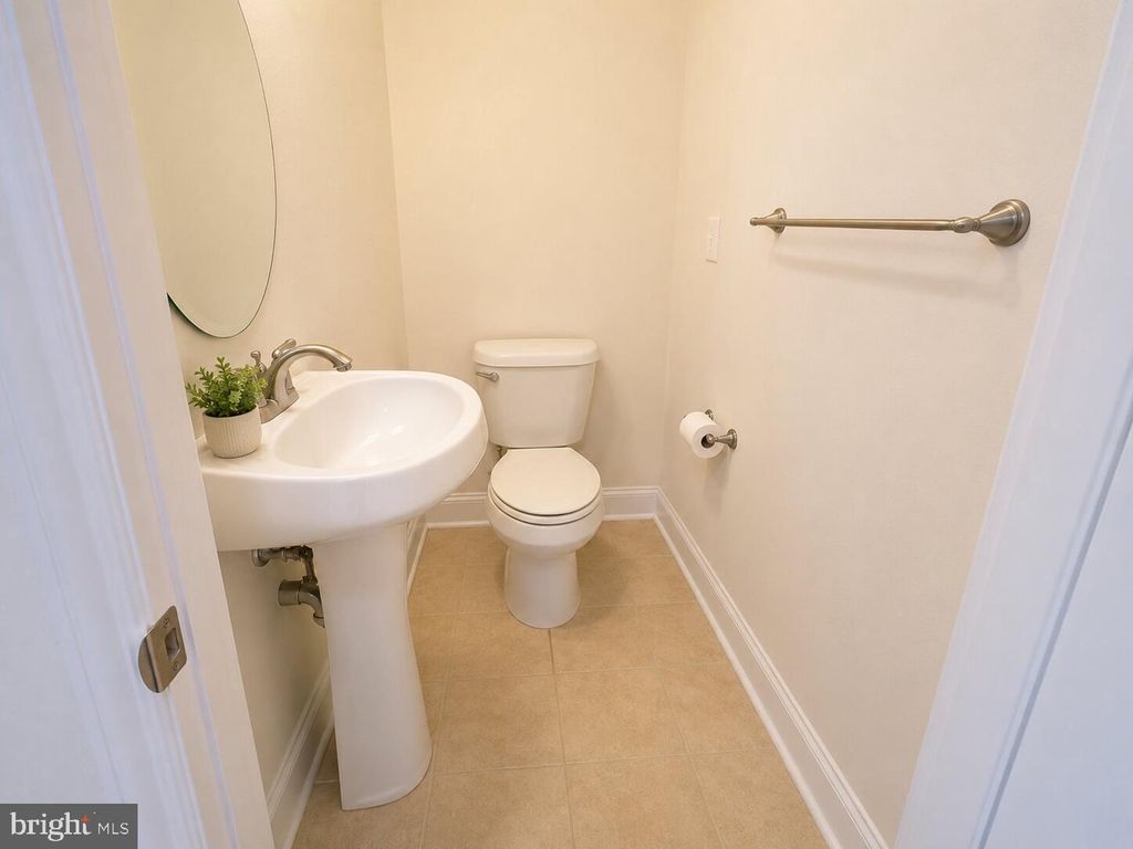 Image 13 of property listing at 25 W NORTH AVE, Baltimore, MD 21201