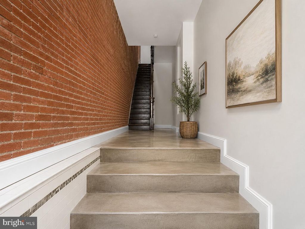 Image 2 of property listing at 25 W NORTH AVE, Baltimore, MD 21201