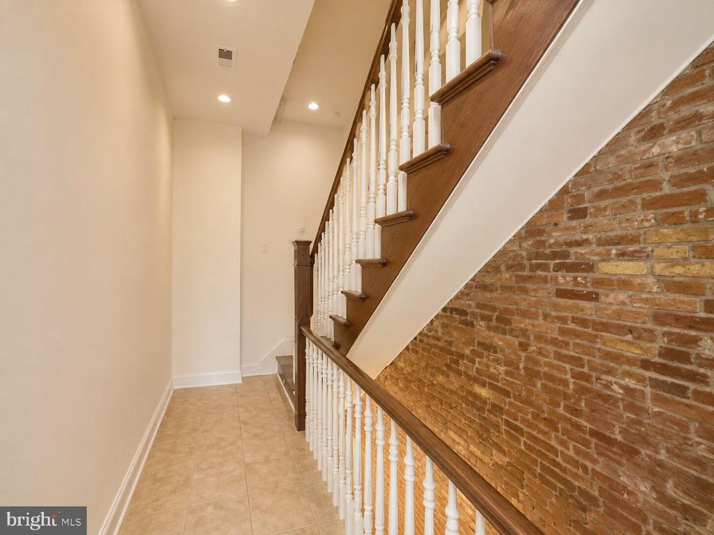 Image 9 of property listing at 25 W NORTH AVE, Baltimore, MD 21201