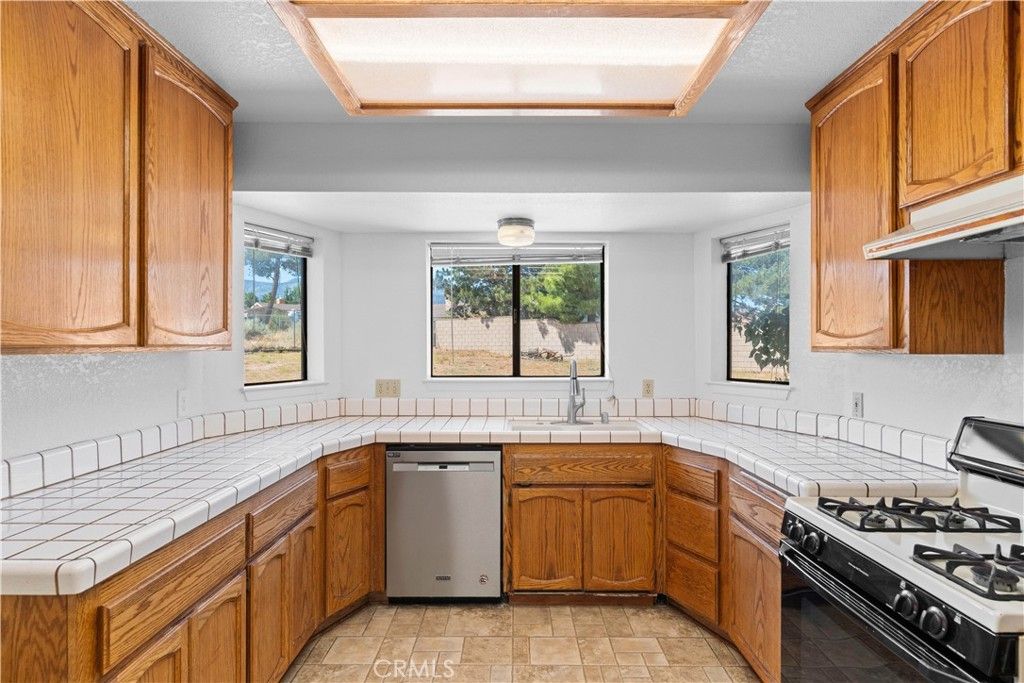 Image 12 of property listing at 4467 Valle Vista Court, Phelan, CA 92371