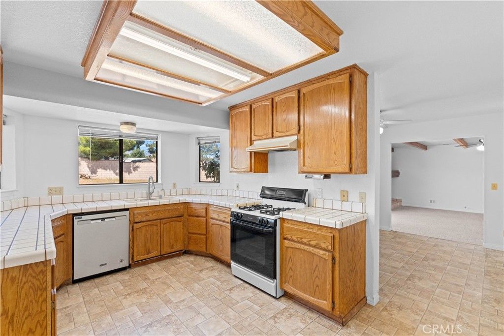 Image 13 of property listing at 4467 Valle Vista Court, Phelan, CA 92371