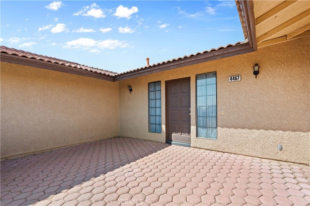 Image 5 of property listing at 4467 Valle Vista Court, Phelan, CA 92371