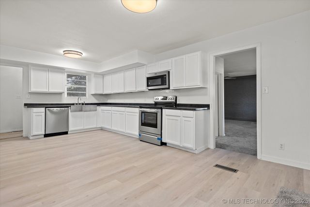 1719 SE Hilltop Drive, Bartlesville, OK 74006