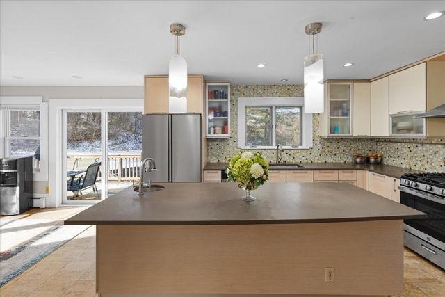 10 Hazelwood Ct, Attleboro, MA 02703