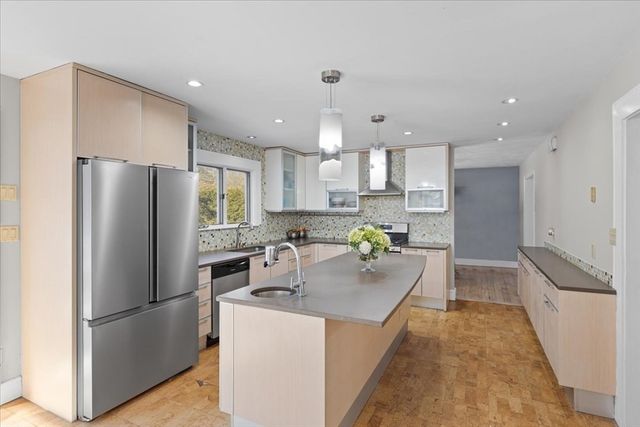 10 Hazelwood Ct, Attleboro, MA 02703