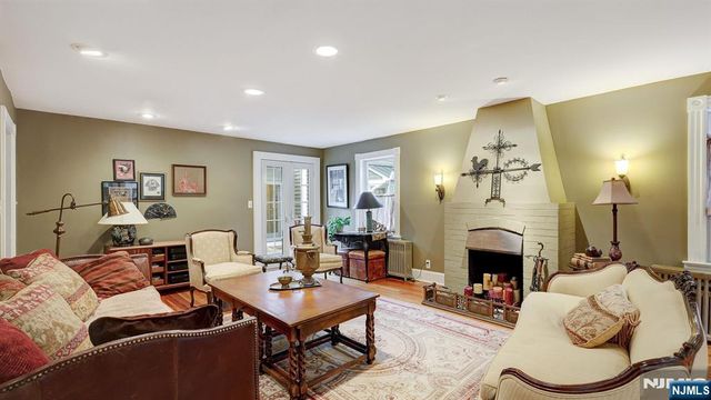 35 Woodledge Road, Watchung, NJ 07069