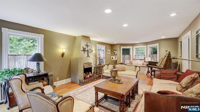 35 Woodledge Road, Watchung, NJ 07069