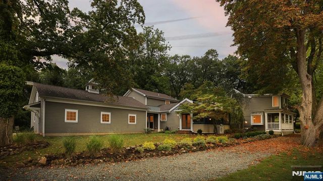 35 Woodledge Road, Watchung, NJ 07069