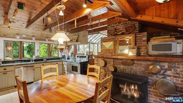 35 Woodledge Road, Watchung, NJ 07069