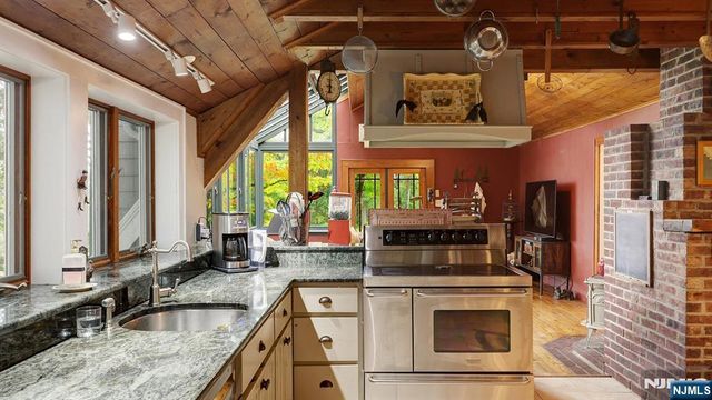 35 Woodledge Road, Watchung, NJ 07069