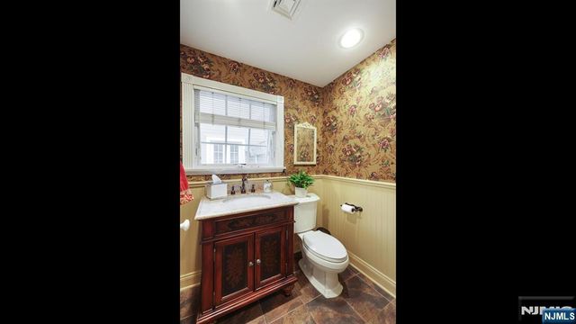 35 Woodledge Road, Watchung, NJ 07069