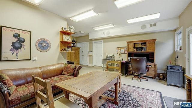 35 Woodledge Road, Watchung, NJ 07069