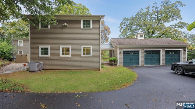 35 Woodledge Road, Watchung, NJ 07069