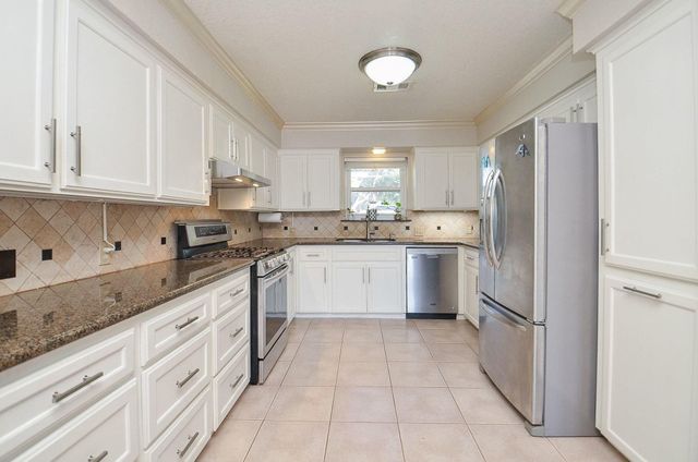 2624 Del Monte Avenue, Bay City, TX 77414