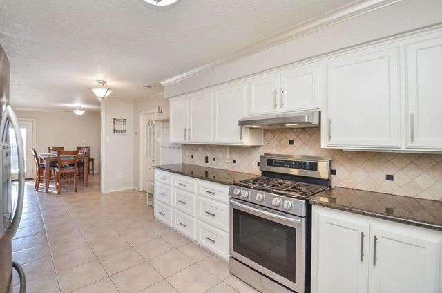 2624 Del Monte Avenue, Bay City, TX 77414