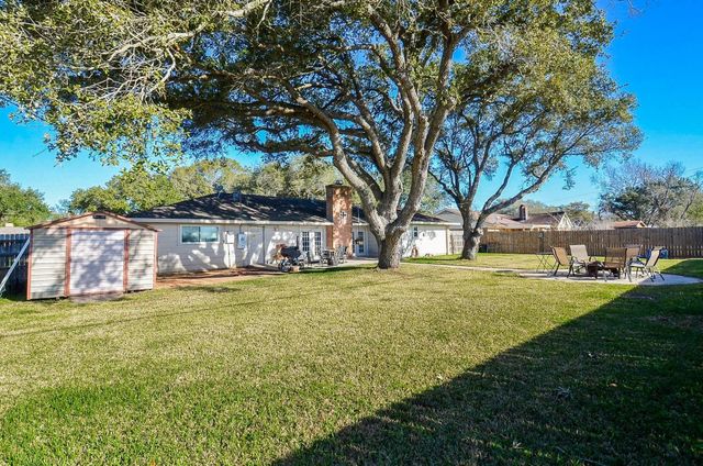 2624 Del Monte Avenue, Bay City, TX 77414