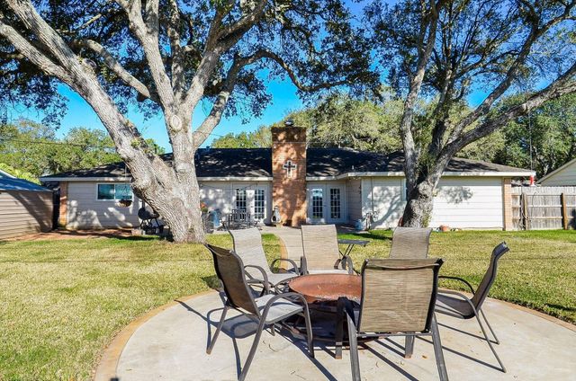 2624 Del Monte Avenue, Bay City, TX 77414