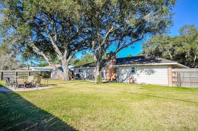 2624 Del Monte Avenue, Bay City, TX 77414