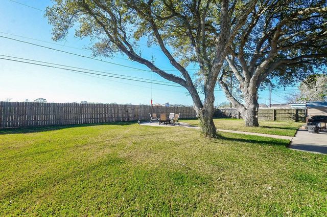 2624 Del Monte Avenue, Bay City, TX 77414