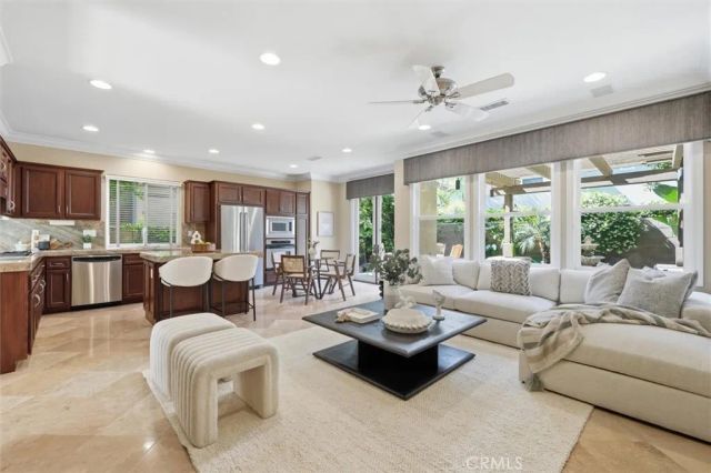 6 Versailles, Irvine, CA 92602