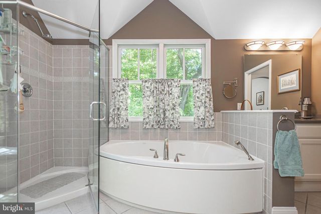 975 TAYLORSVILLE RD, Washington Crossing, PA 18977