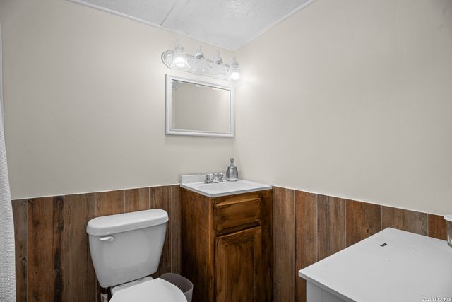 483 Wright, Bandera, TX 78003