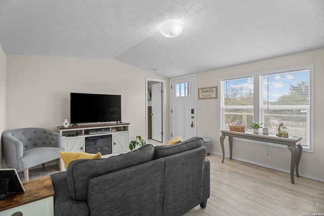 483 Wright, Bandera, TX 78003