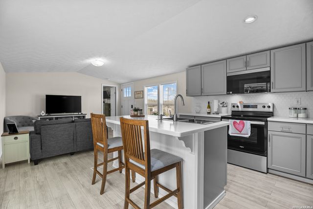 483 Wright, Bandera, TX 78003