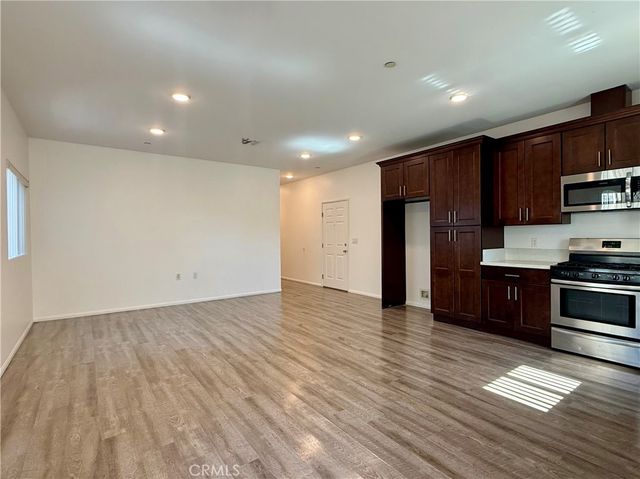 6624 Balboa Boulevard 4, Lake Balboa, CA 91406