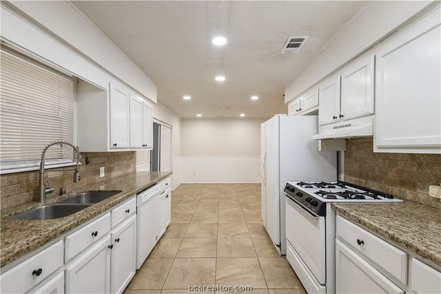 4403 Robinhood Circle, Bryan, TX 77803
