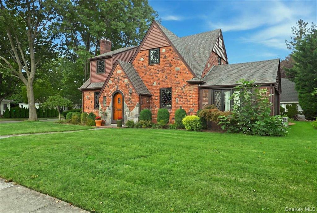 119 Somerset Avenue, Garden City, NY 11530 — photo 2