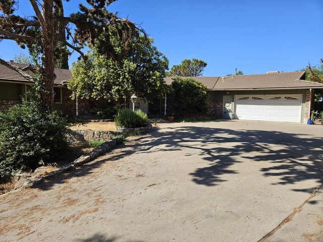 1431 Hillcrest Drive, Lindsay, CA 93247