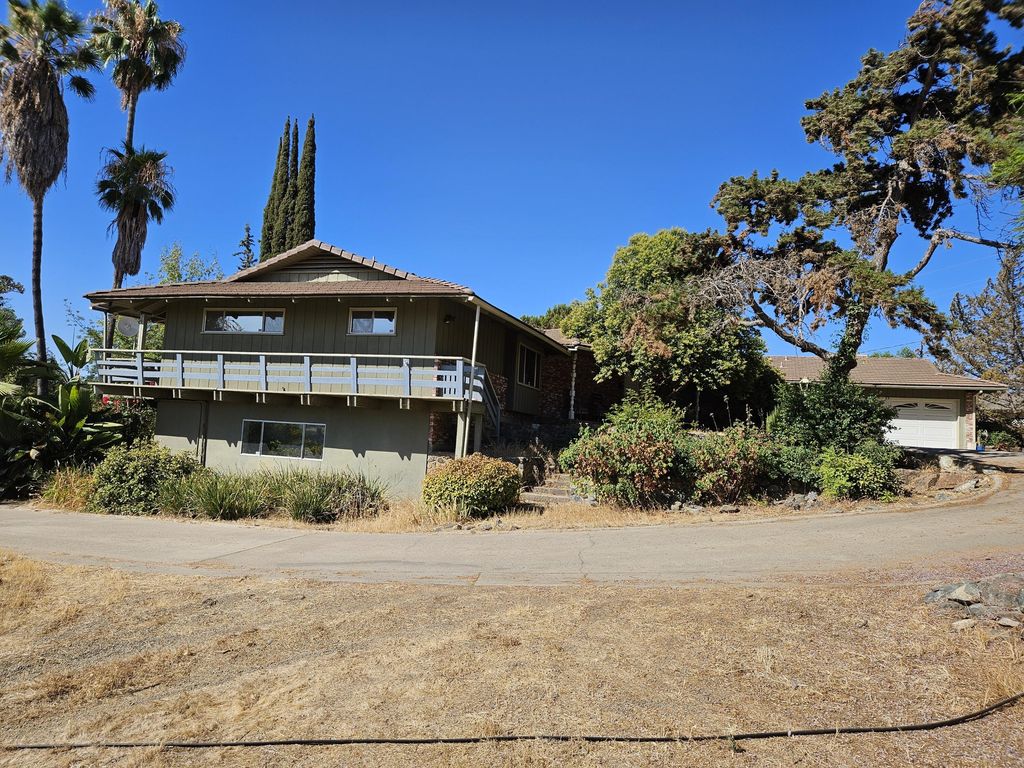 1431 Hillcrest Drive, Lindsay, CA 93247