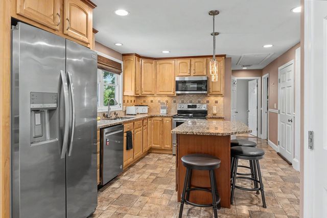 132 Barretts Hill Road, Hudson, NH 03061