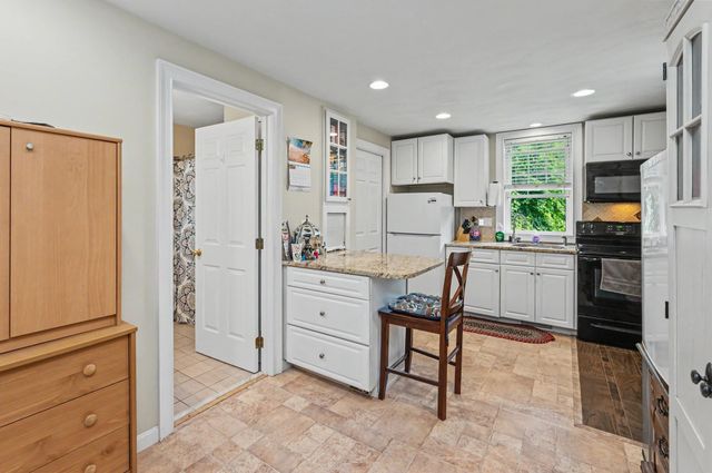 132 Barretts Hill Road, Hudson, NH 03061