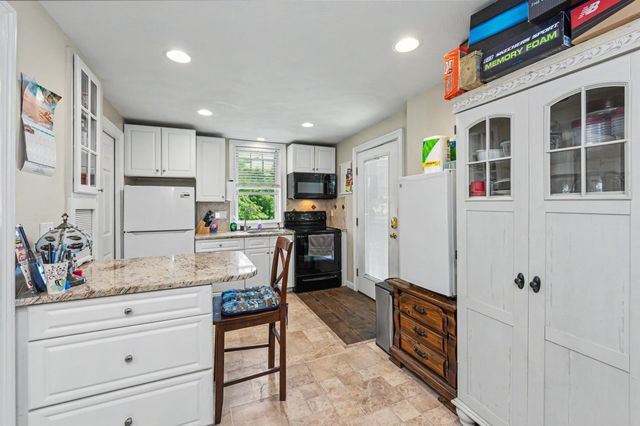 132 Barretts Hill Road, Hudson, NH 03061