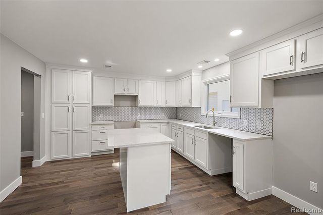 5771 Gratiot Avenue, Saint Clair, MI 48079