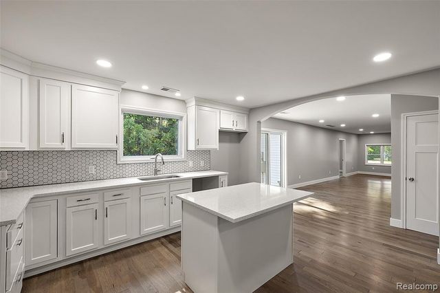 5771 Gratiot Avenue, Saint Clair, MI 48079