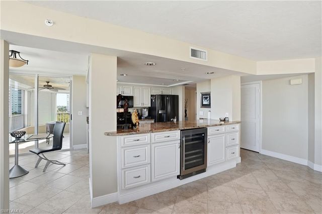 25 Bluebill AVE # A606, Naples, FL 34108