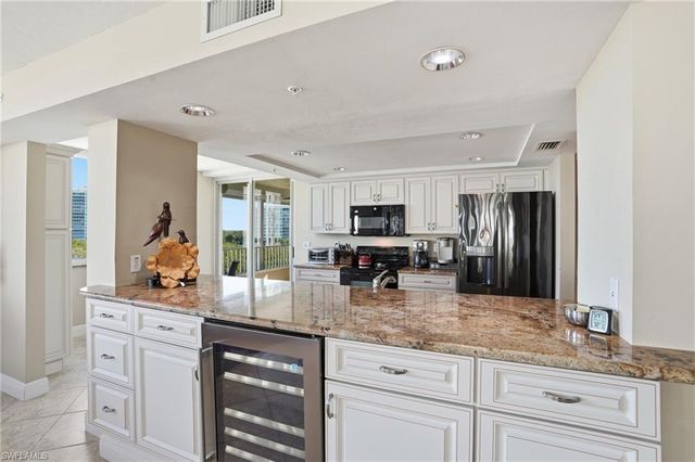 25 Bluebill AVE # A606, Naples, FL 34108