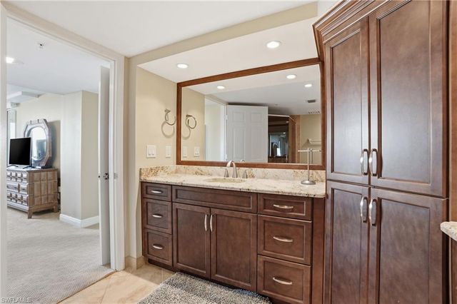 25 Bluebill AVE # A606, Naples, FL 34108